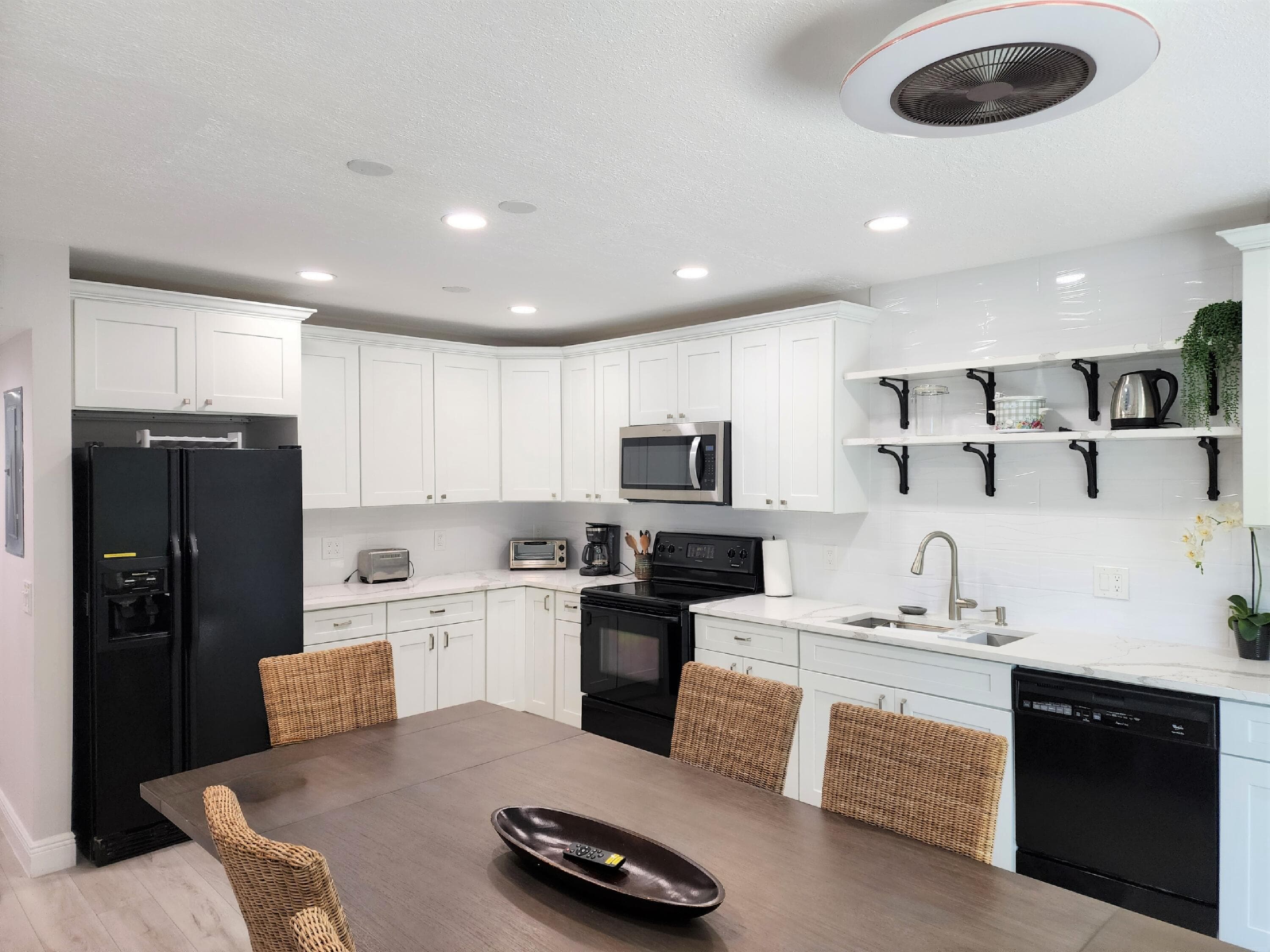 572 SE 20th Avenue 3, Deerfield Beach, FL 33441 — photo 1 of 14