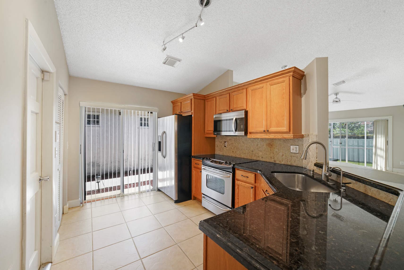200 NW 75 Ter Terrace, Plantation, FL 33317 — photo 4 of 9