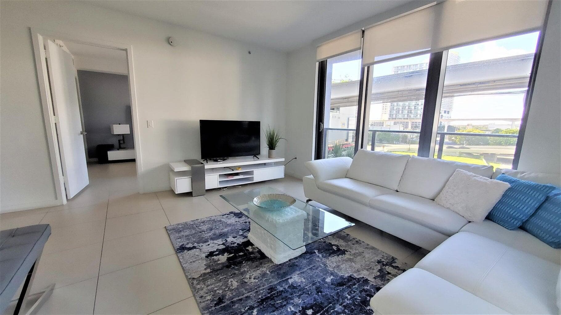 31 SE 6th Street 602, Miami, FL 33131 — photo 3 of 39