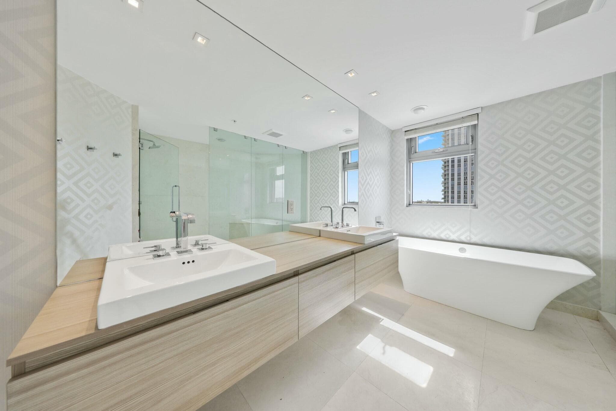 17301 Biscayne Boulevard 707, North Miami Beach, FL 33160 — photo 23 of 62