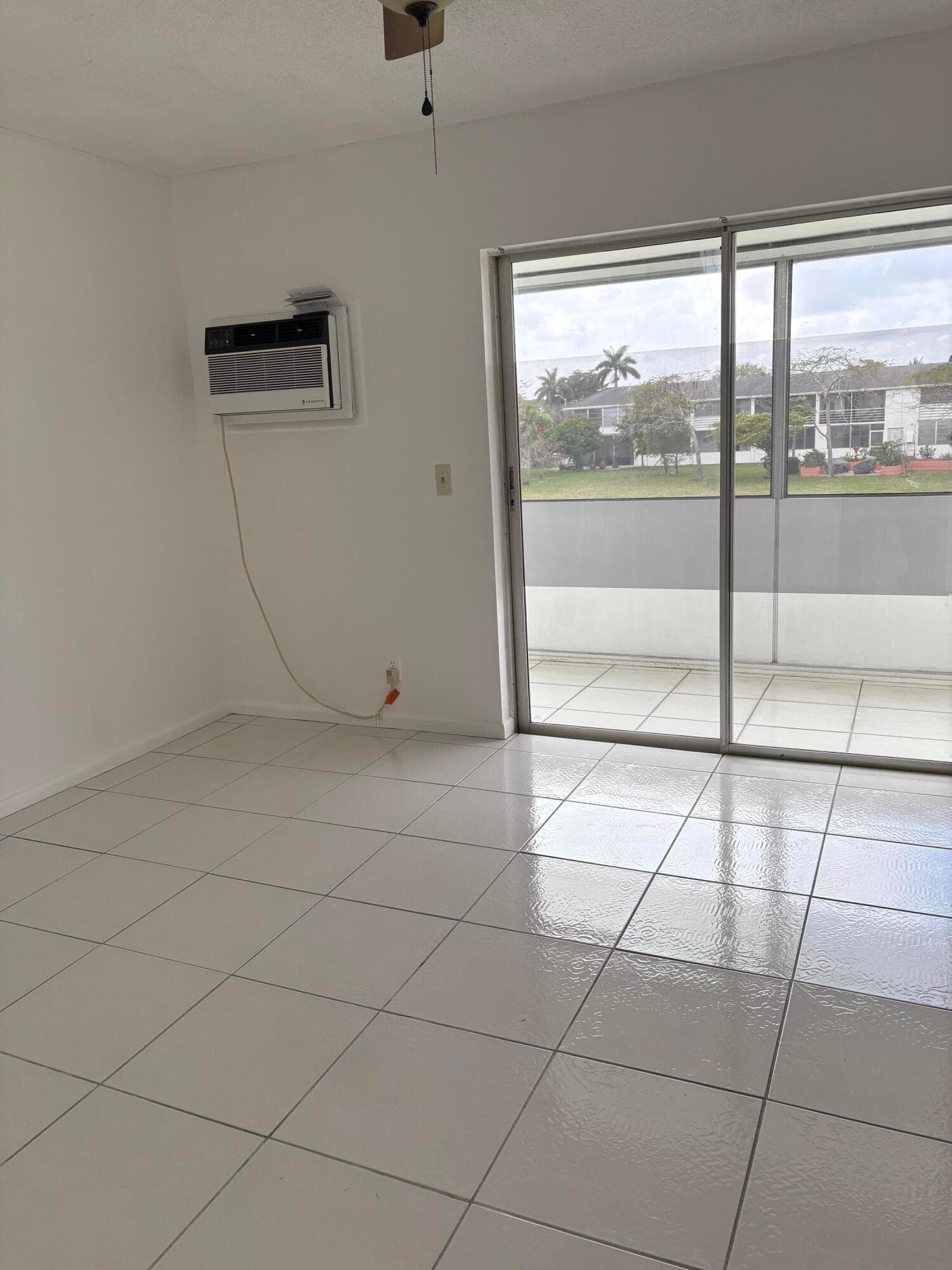 113 Berkshire E, West Palm Beach, FL 33417 — photo 5 of 12