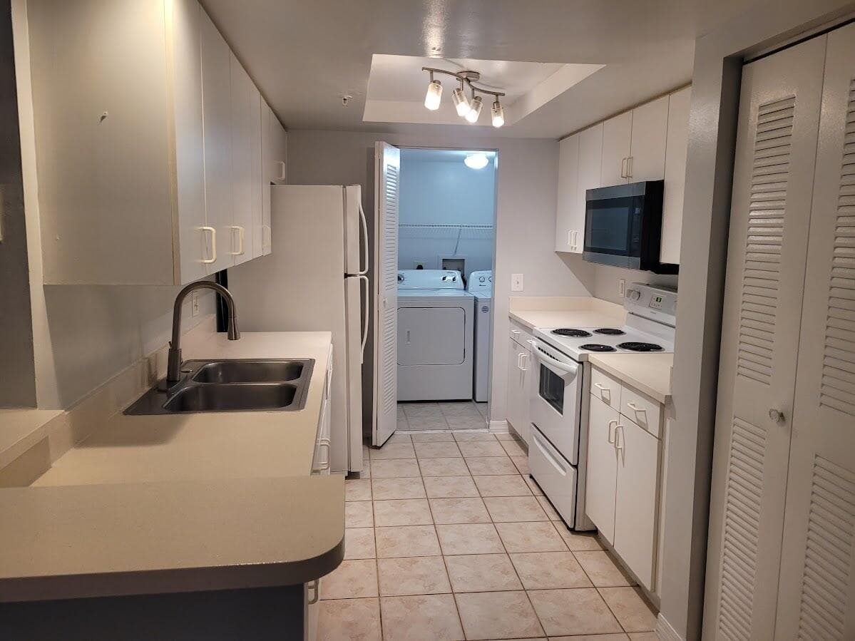 4197 N Haverhill Road 212, West Palm Beach, FL 33417 — photo 8 of 35