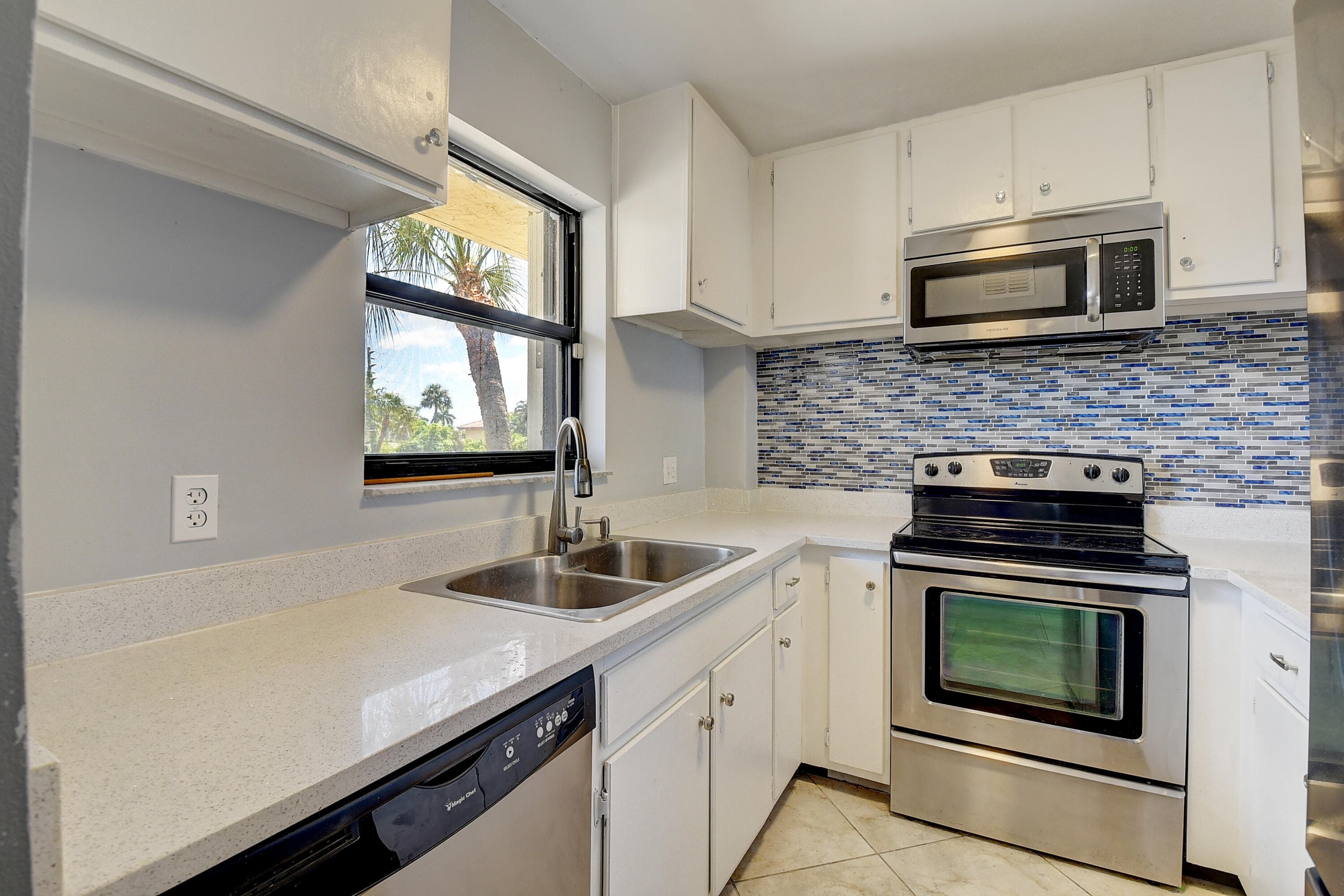 890 N Federal Highway 206, Lantana, FL 33462 — photo 7 of 37