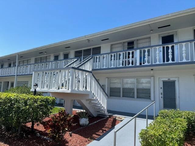 98 E Kingswood E E, West Palm Beach, FL 33417 — photo 1 of 15