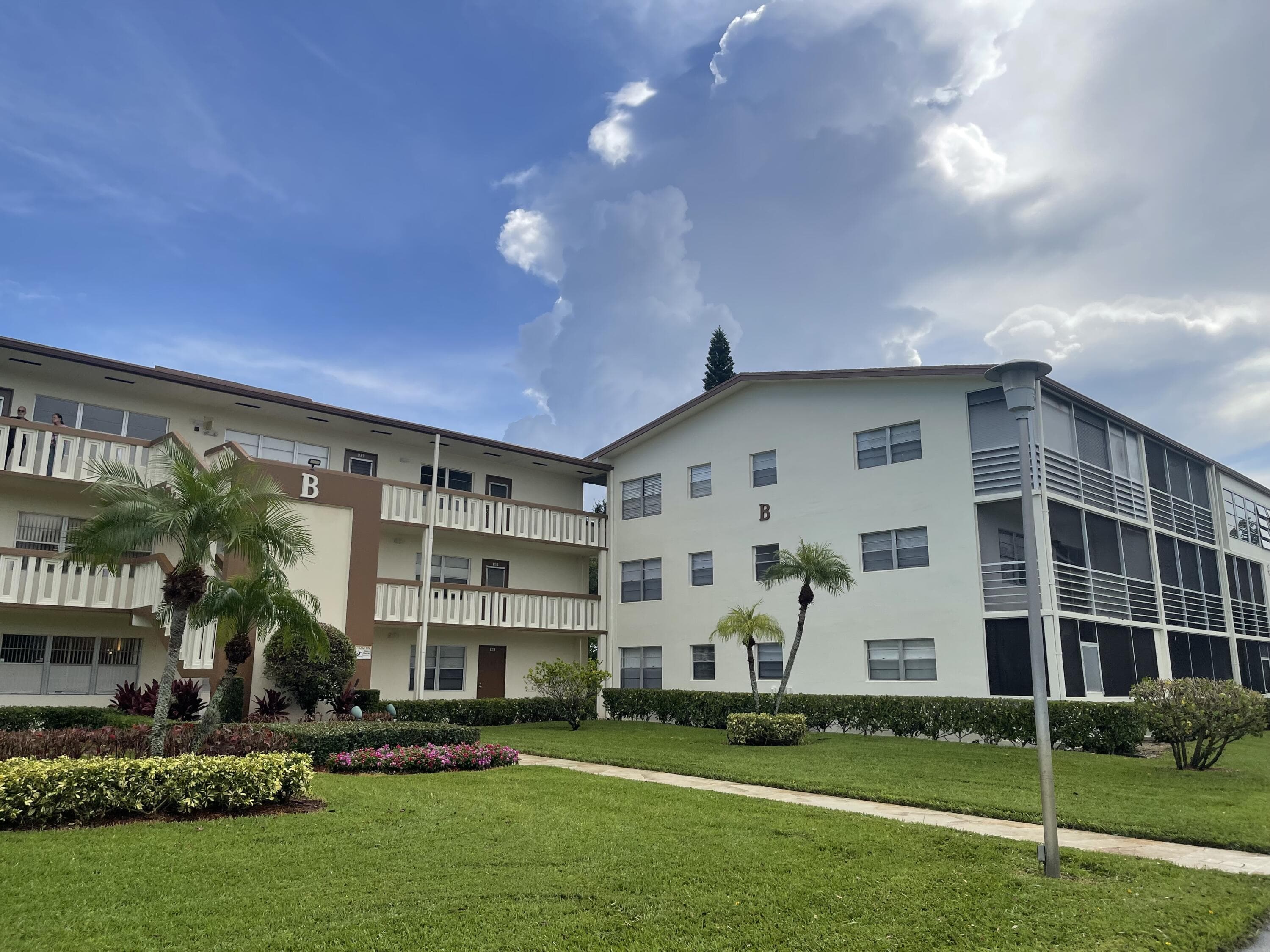 49 Mansfield B, Boca Raton, FL 33434 — photo 2 of 39