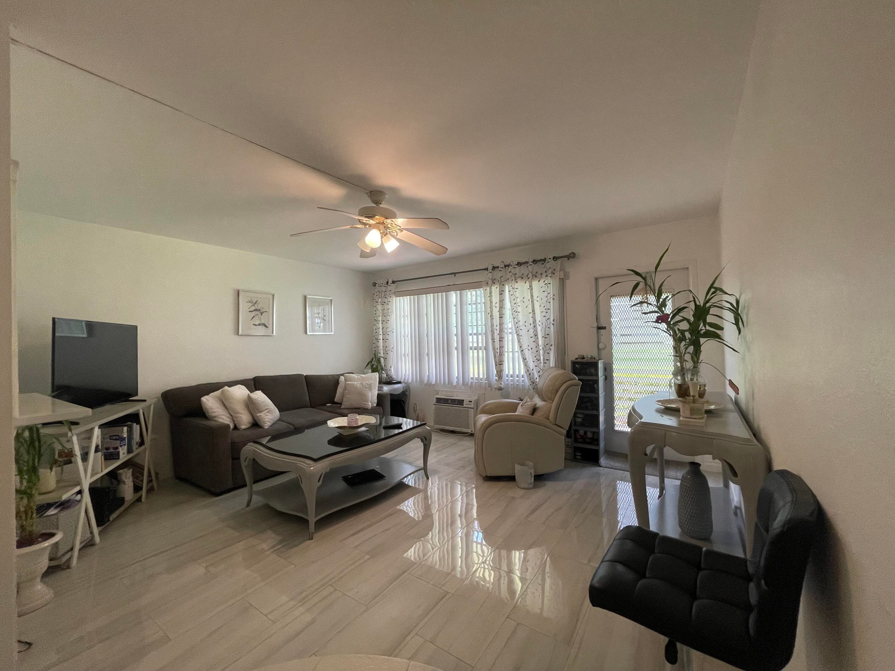 49 Mansfield B, Boca Raton, FL 33434 — photo 3 of 39