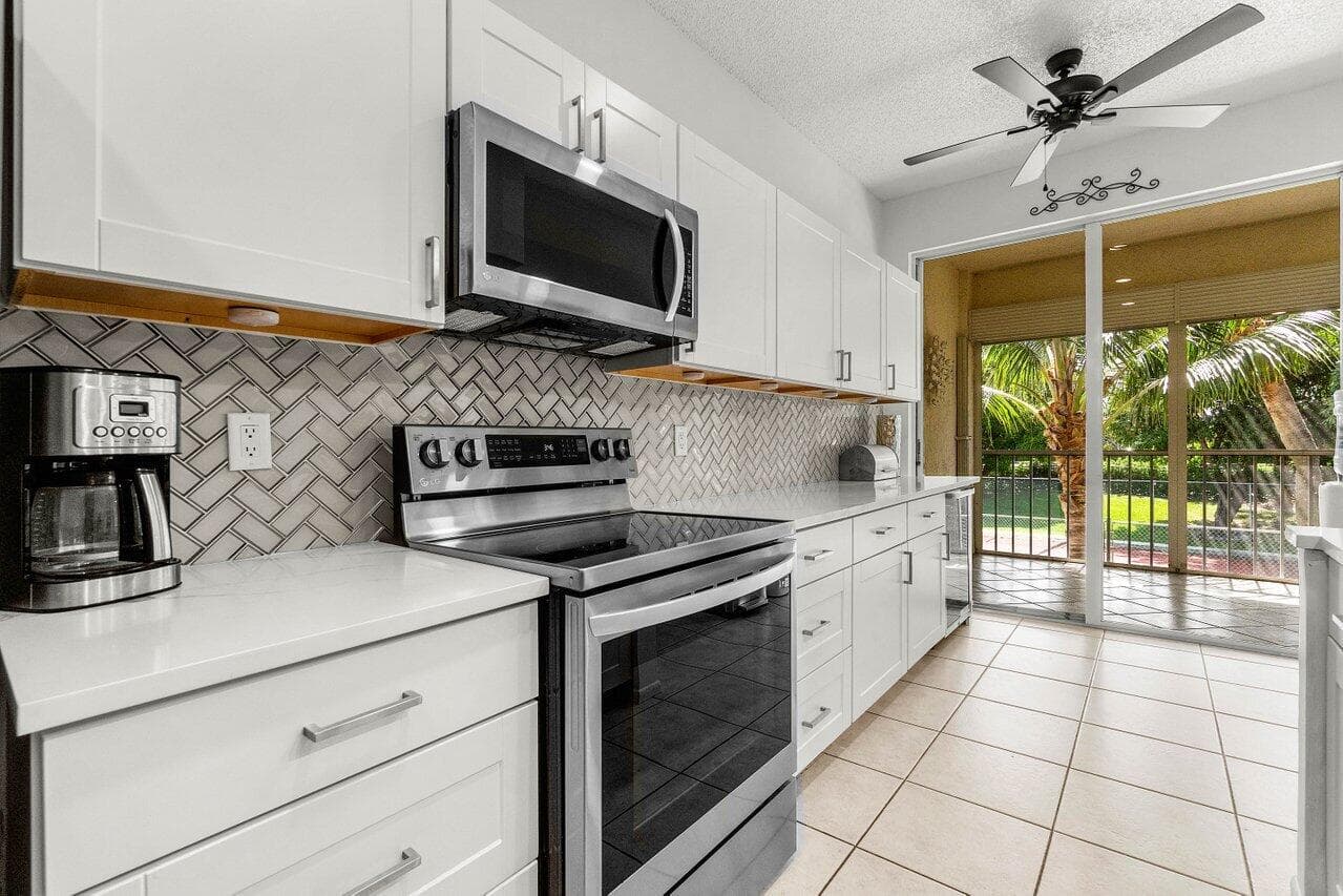103 Half Moon Circle E2, Hypoluxo, FL 33462 — photo 9 of 43