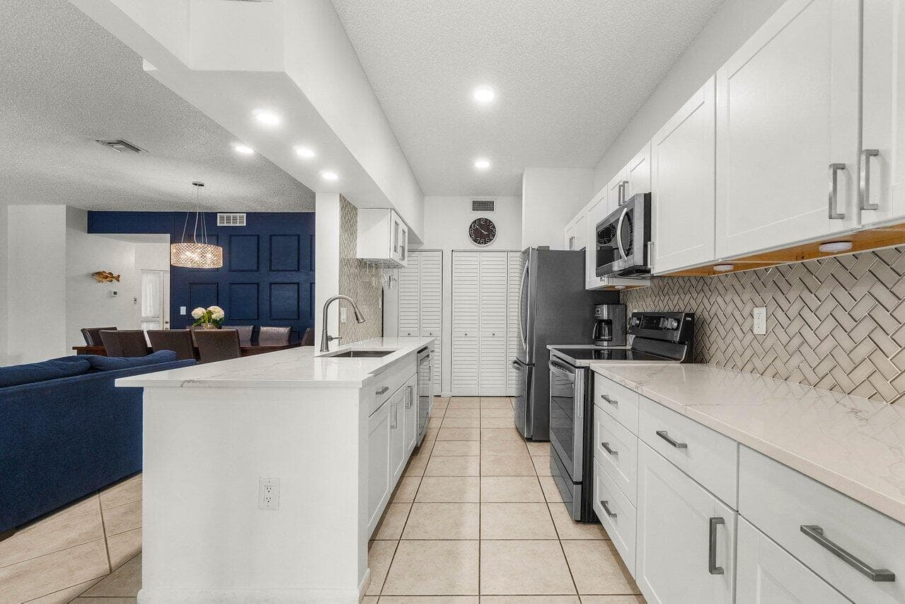 103 Half Moon Circle E2, Hypoluxo, FL 33462 — photo 10 of 43