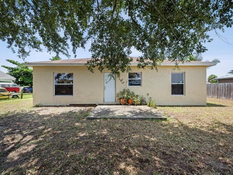 913 SE Forrest Park Drive, Stuart, FL 34994 — photo 2 of 15
