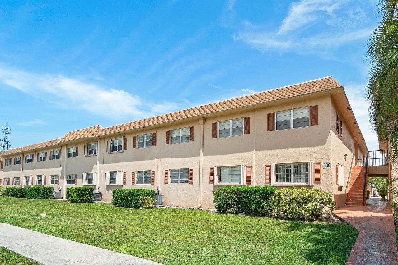 600 SW 2nd 2390 Avenue 2390, Boca Raton, FL 33432 — photo 4 of 18
