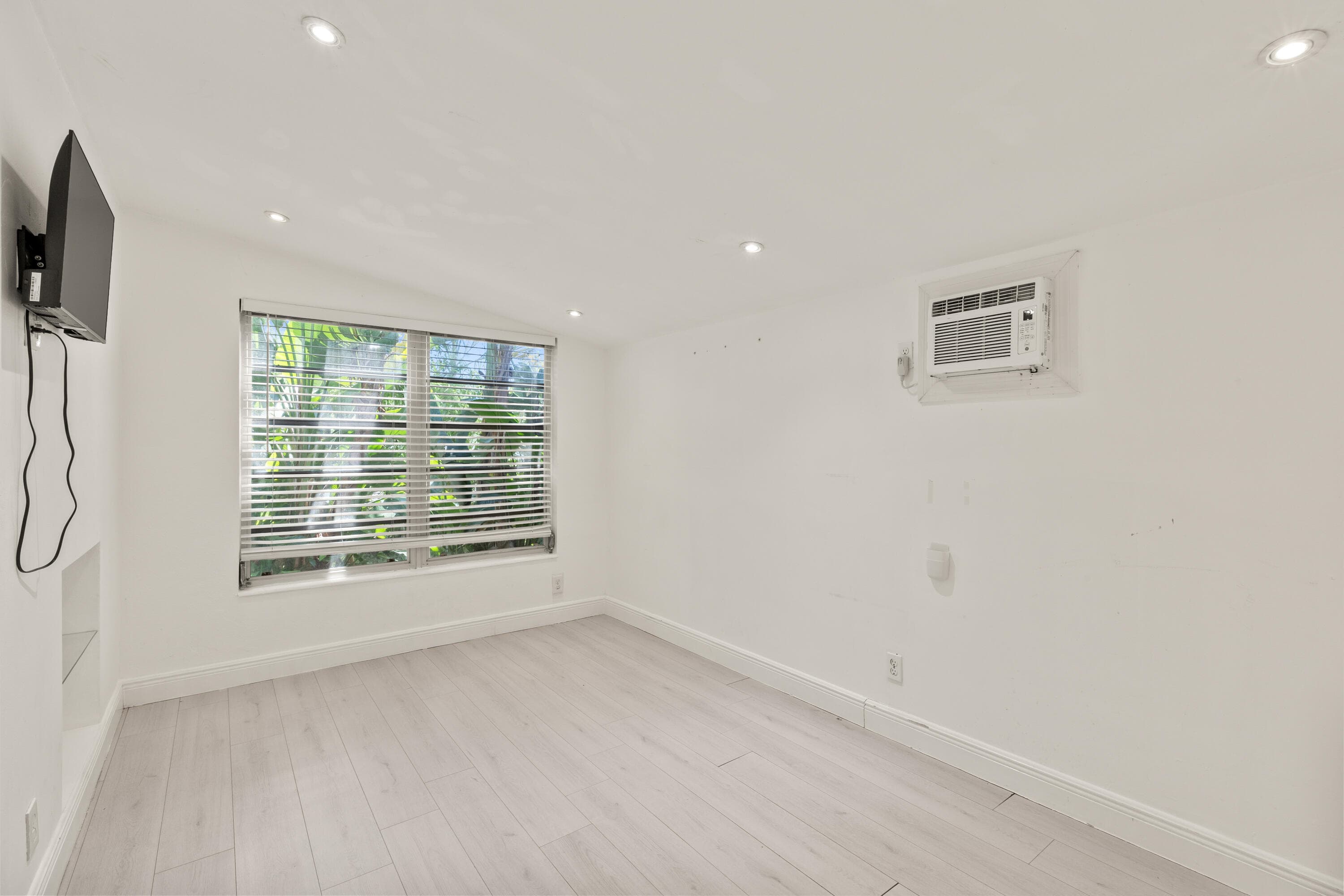 1637 N Victoria Park Road, Fort Lauderdale, FL 33305 — photo 9 of 35