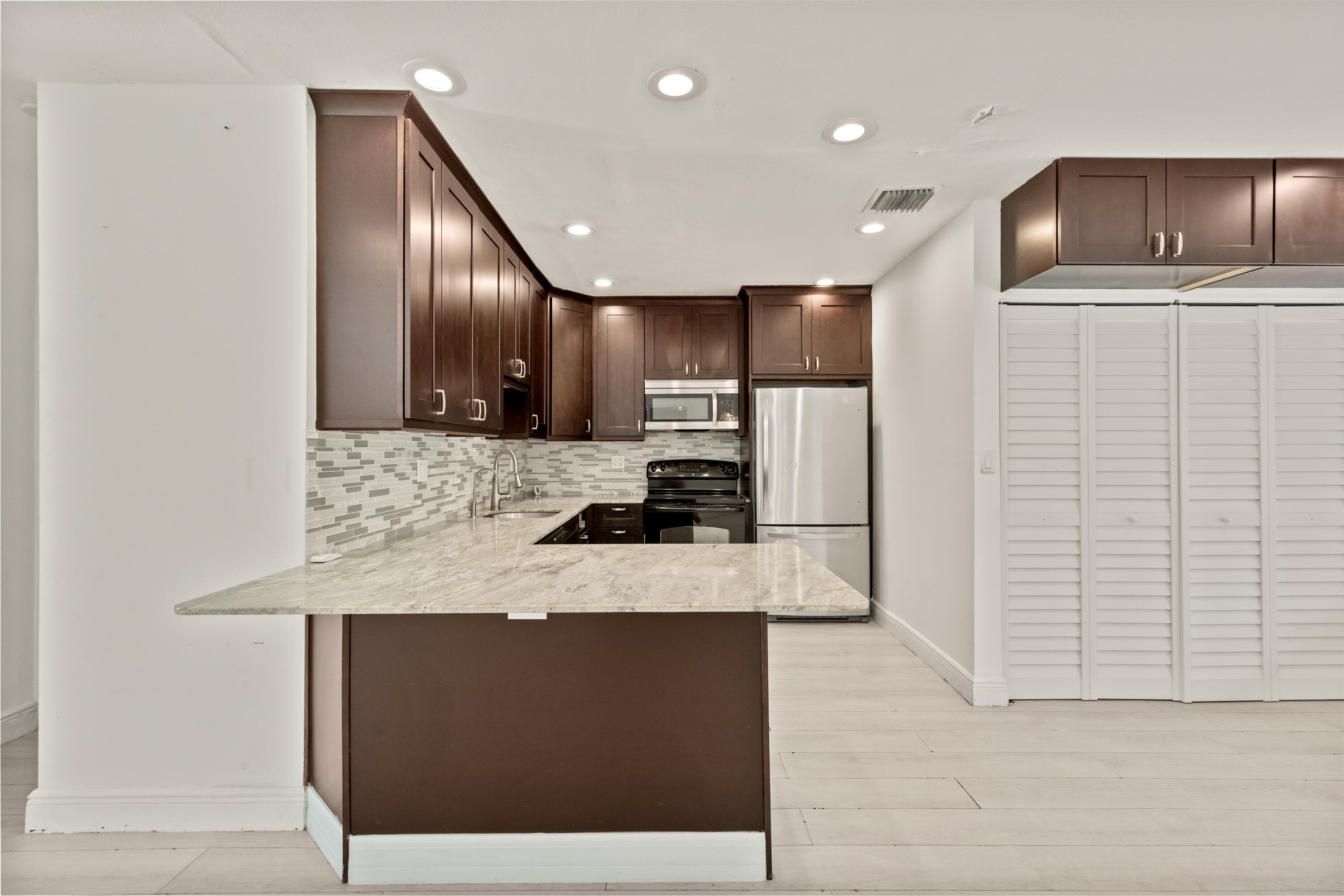 1637 N Victoria Park Road, Fort Lauderdale, FL 33305 — photo 4 of 35