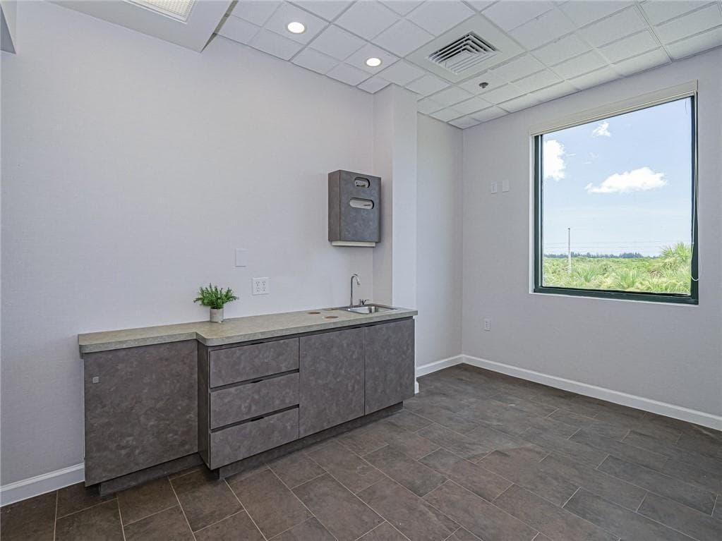 3755 7th Terrace 303 ''Suites'', Vero Beach, FL 32960 — photo 4 of 36
