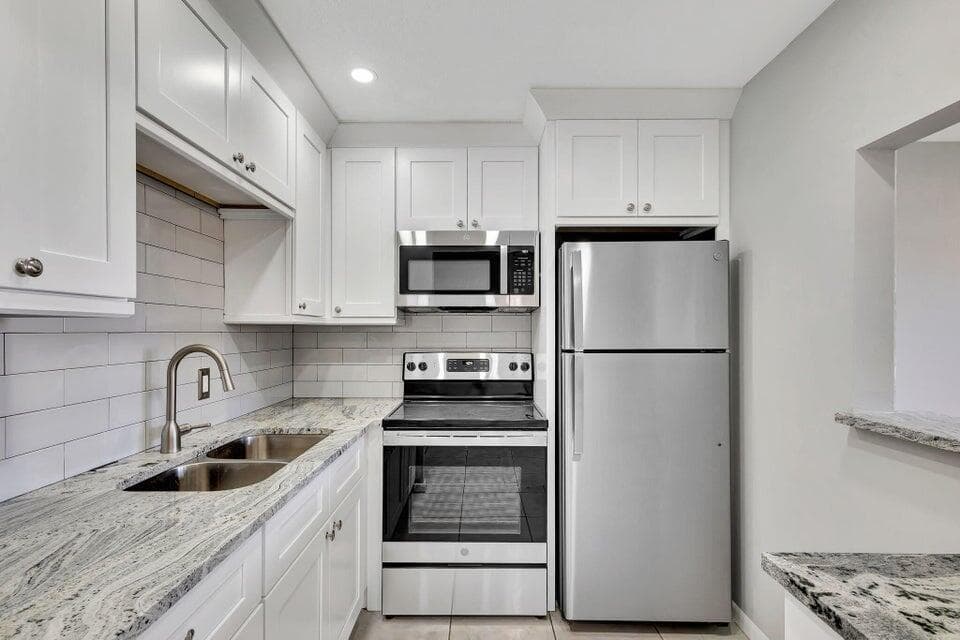 27 Camden B, West Palm Beach, FL 33417 — photo 2 of 34