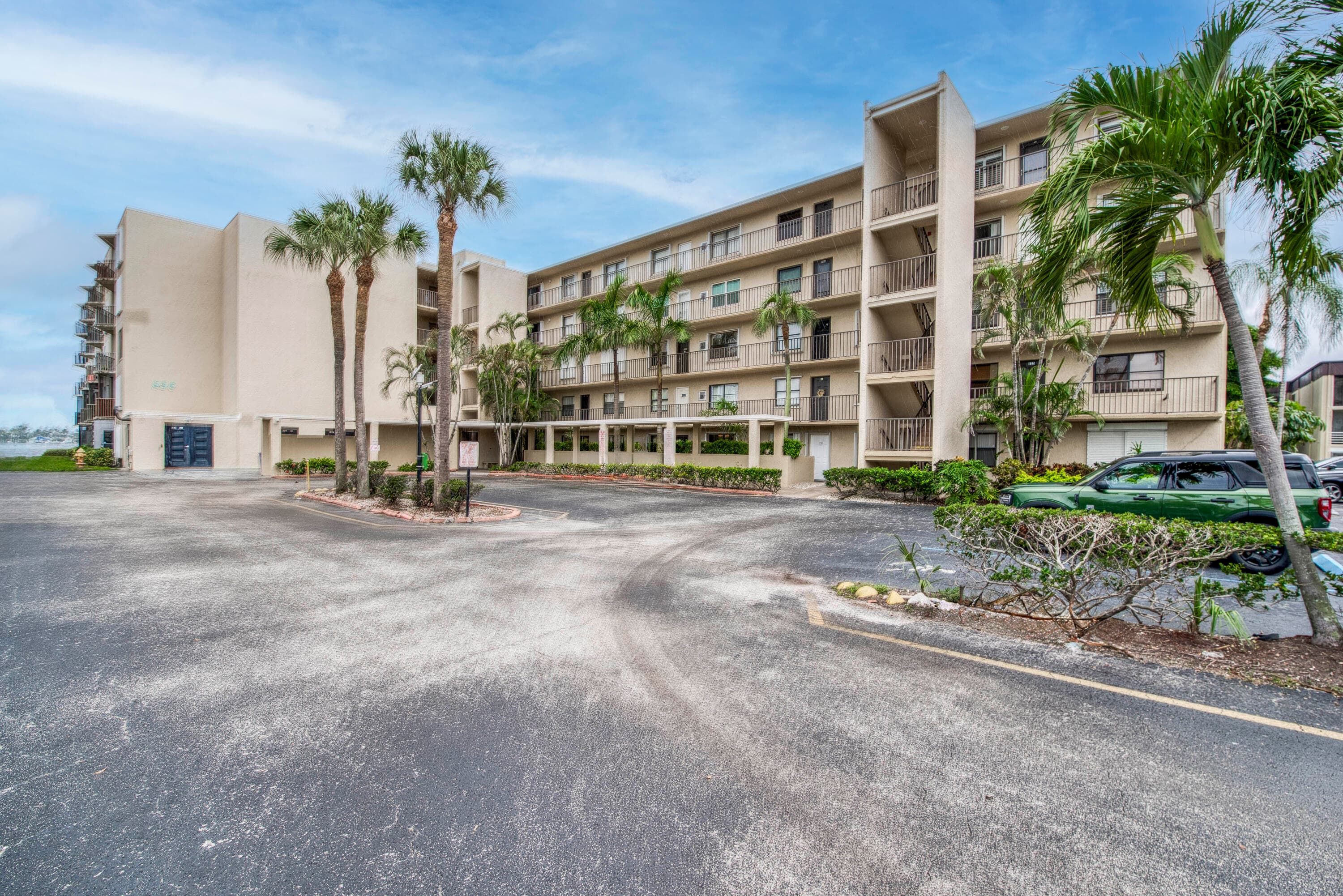 896 N Federal Highway 128, Lantana, FL 33462 — photo 1 of 18