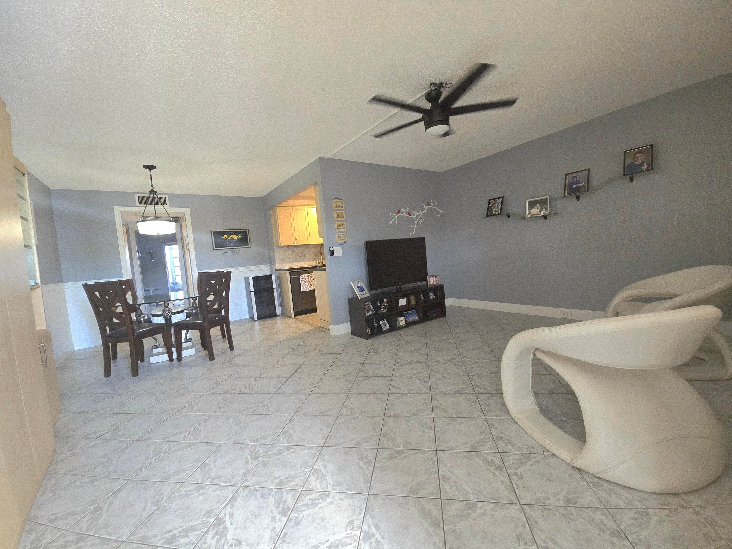 2010 Westbury F 2010, Deerfield Beach, FL 33442 — photo 2 of 27