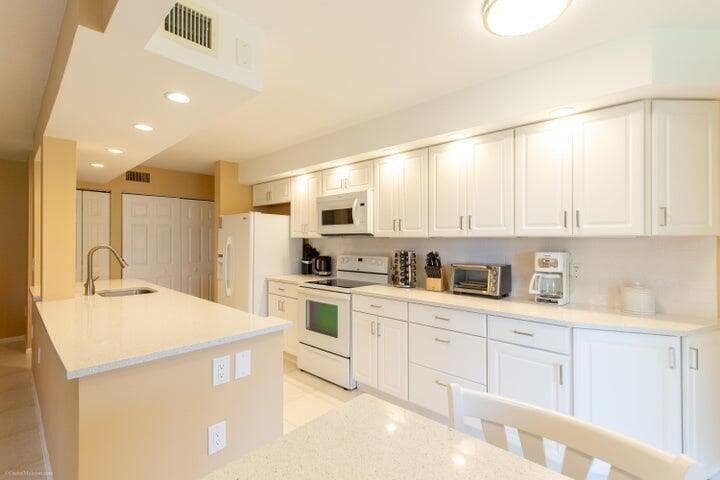 110 Half Moon Circle E2, Hypoluxo, FL 33462 — photo 2 of 14