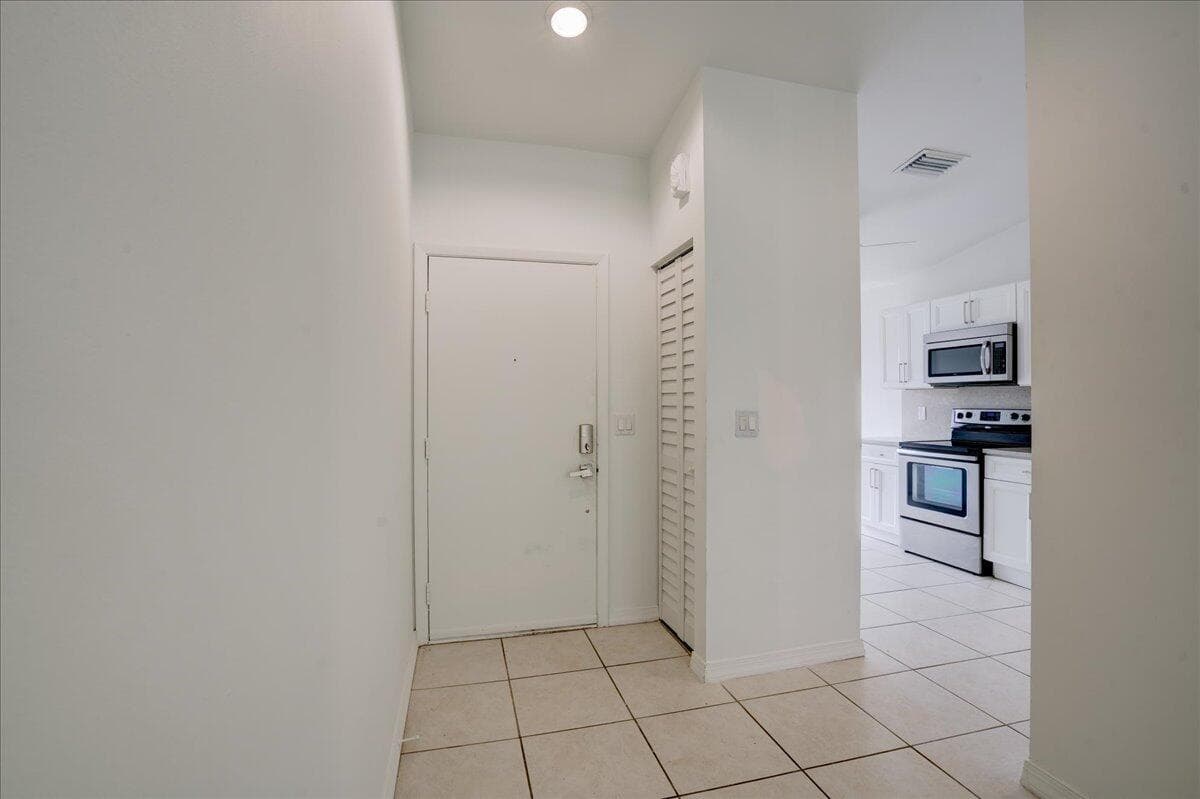 3 Fawlkland Circle, Boynton Beach, FL 33426 — photo 7 of 54
