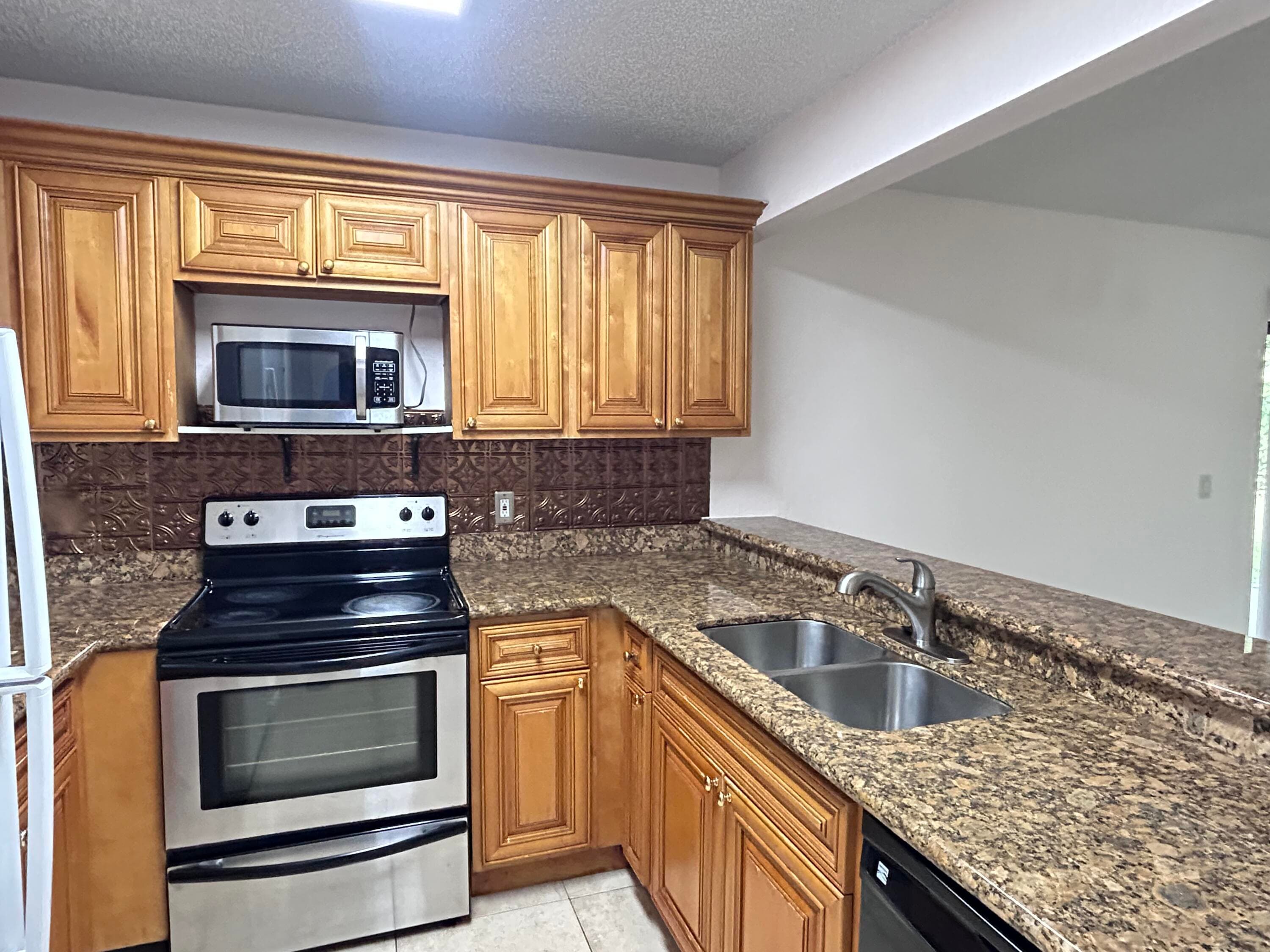 1525 Lake Crystal Drive D, West Palm Beach, FL 33411 — photo 4 of 15