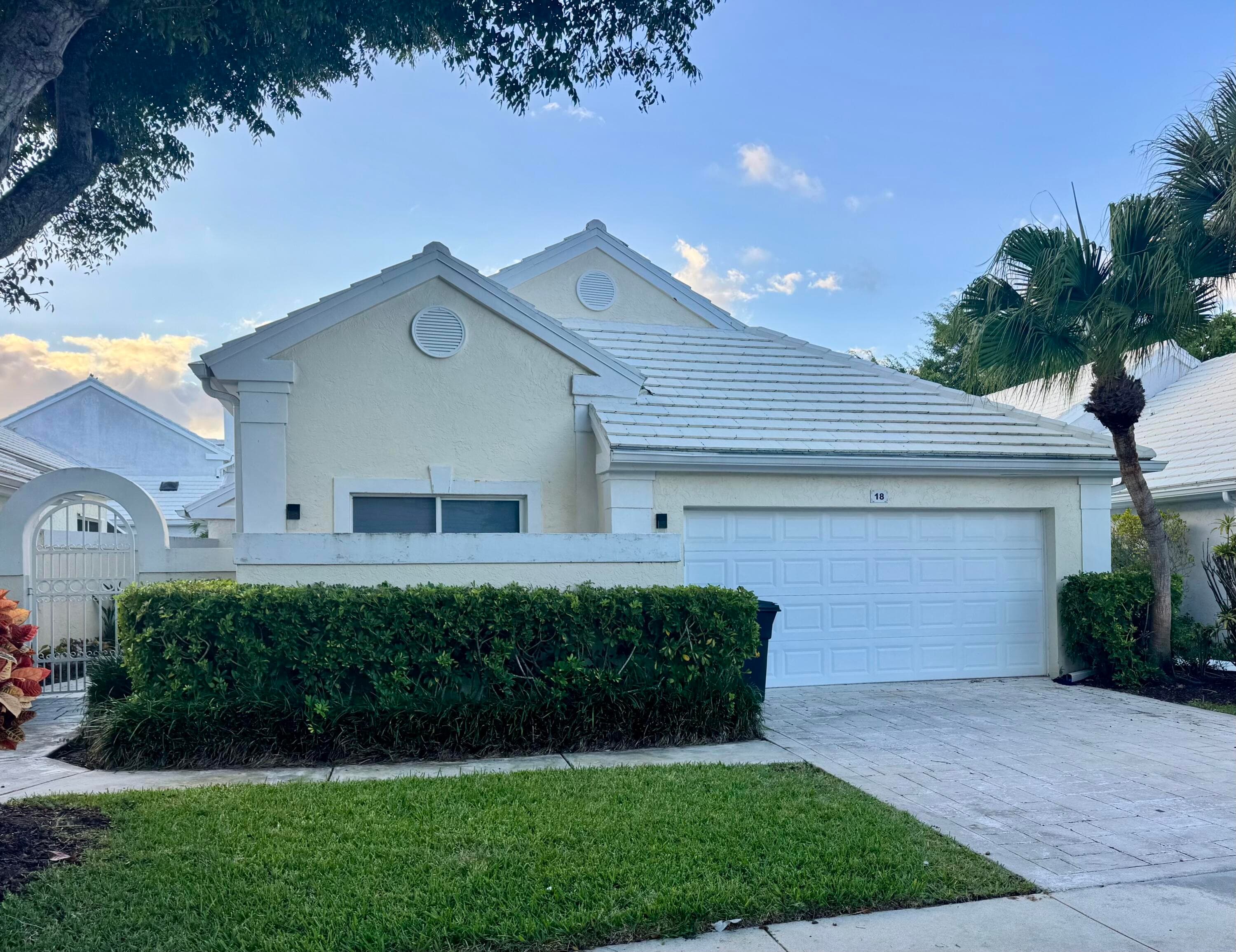 18 Selby Lane, Palm Beach Gardens, FL 33418 — photo 1 of 21