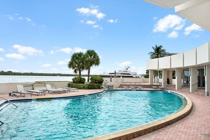 136 Lakeshore Drive 1010, North Palm Beach, FL 33408 — photo 8 of 10