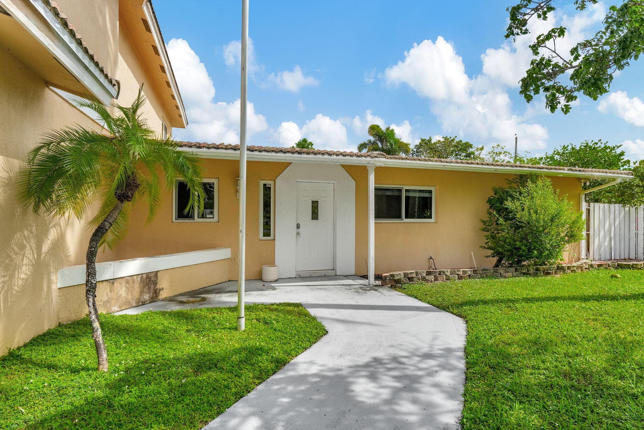 1300 NE 26th Avenue NE, Pompano Beach, FL 33062 — photo 35 of 68