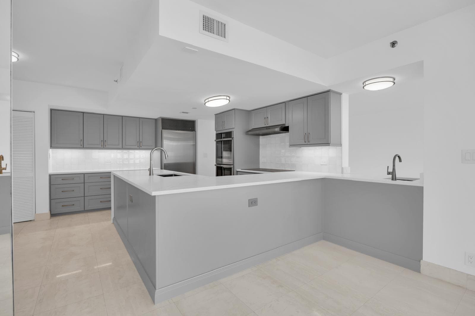 529 S Flagler Dr 14h, West Palm Beach, FL 33401 — photo 2 of 20