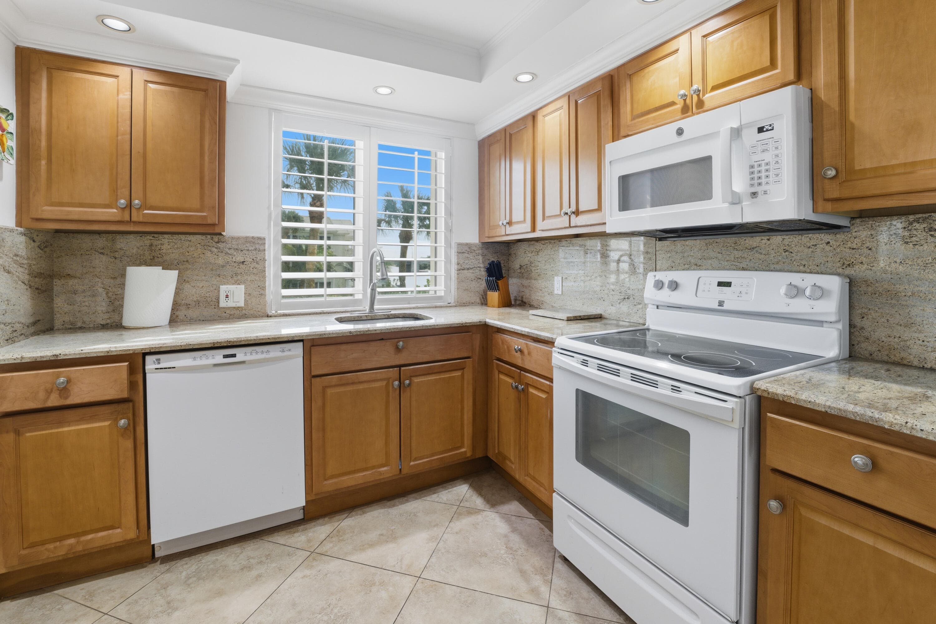 375 Beach Road 201, Tequesta, FL 33469 — photo 5 of 18
