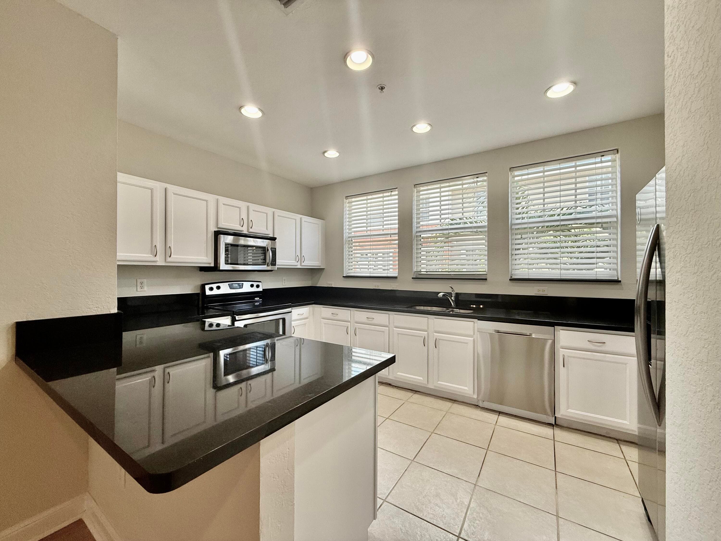 433 Amador Lane 2, West Palm Beach, FL 33401 — photo 4 of 14