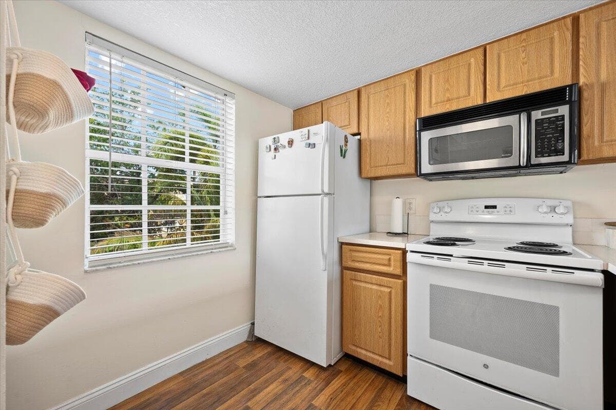 1015 Lake Shore Drive 105, Lake Park, FL 33403 — photo 18 of 41