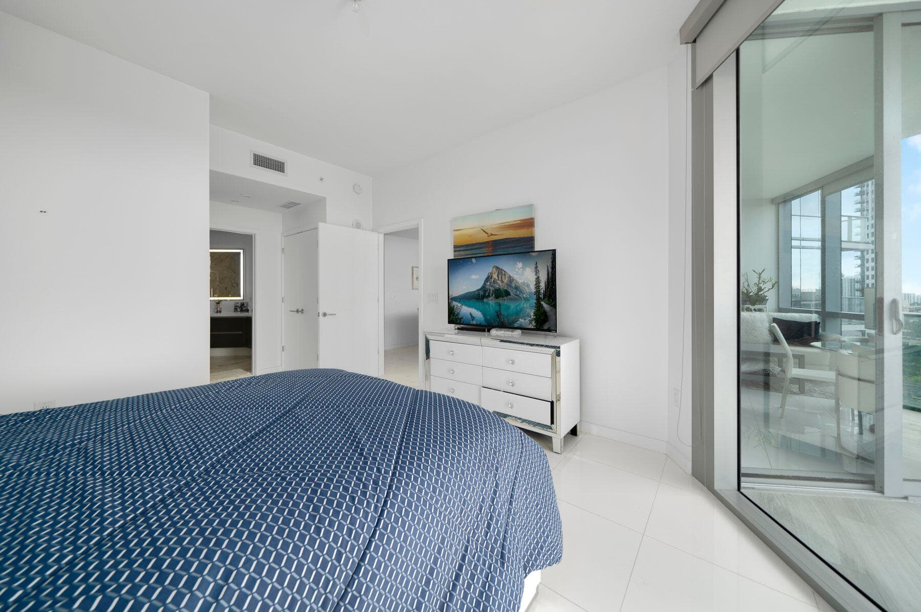 851 NE 1st Avenue 2410, Miami, FL 33132 — photo 9 of 27