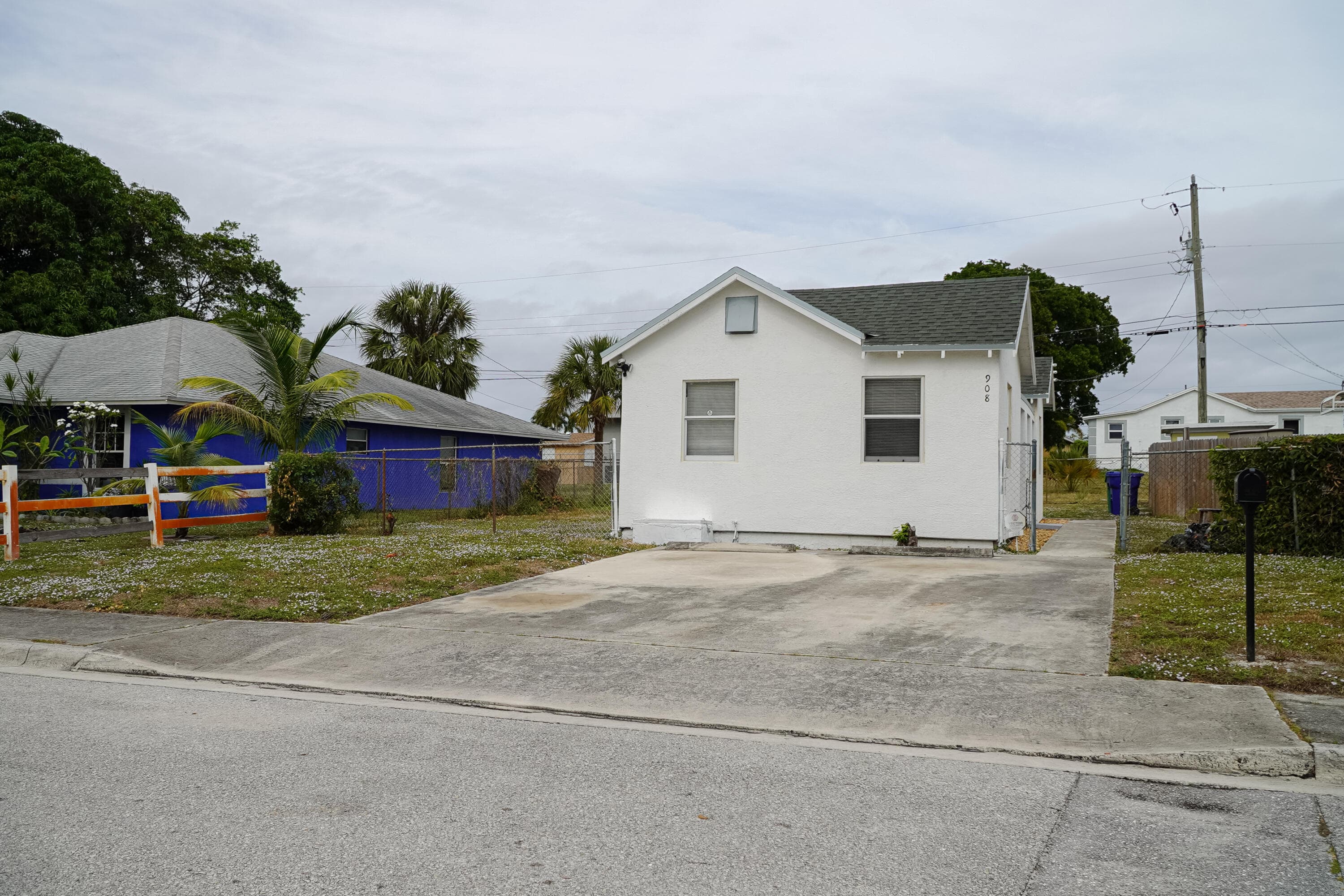 908 W 5th Street, Riviera Beach, FL 33404 — photo 5 of 40