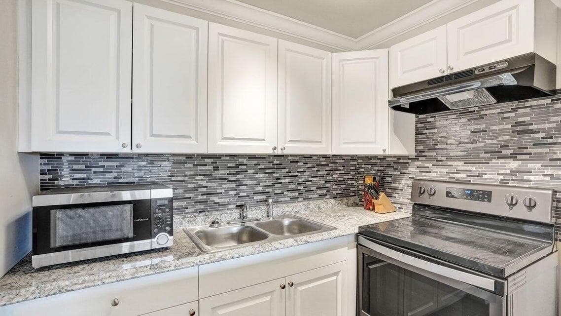118 Sheffield E, West Palm Beach, FL 33417 — photo 1 of 18