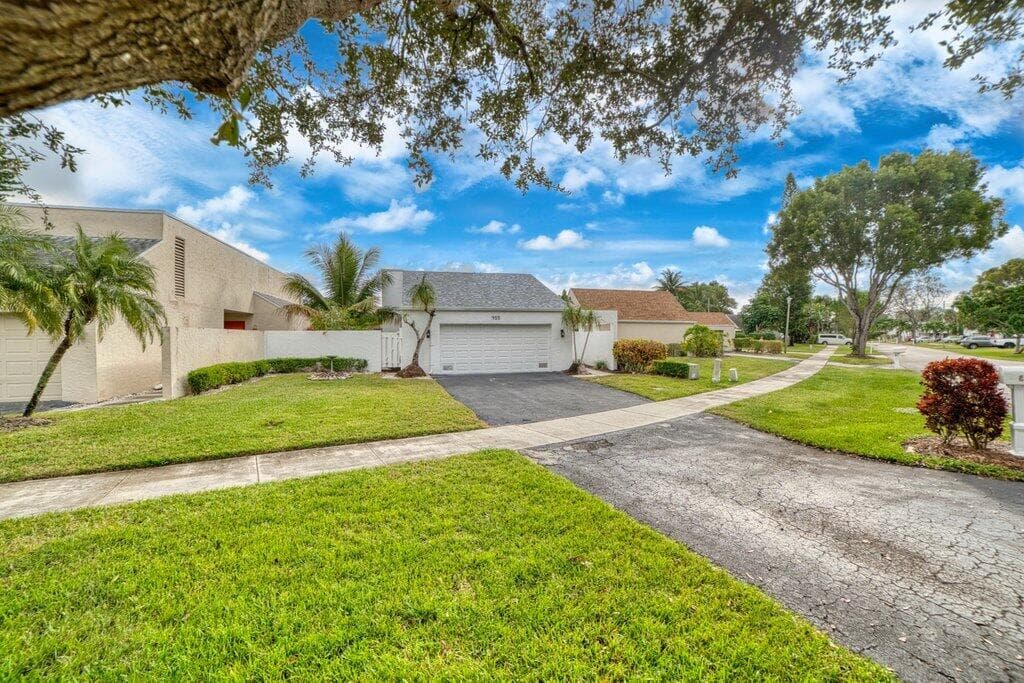 905 NW 22nd Avenue, Delray Beach, FL 33445 — photo 8 of 37