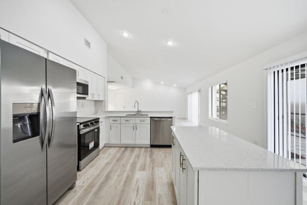 905 NW 22nd Avenue, Delray Beach, FL 33445 — photo 9 of 37