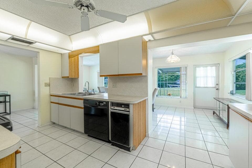 135 NW 14th Street, Boynton Beach, FL 33426 — photo 13 of 42