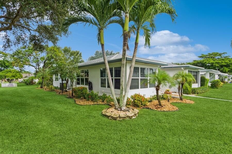 1230 S Drive Way A, Delray Beach, FL 33445 — photo 1 of 26