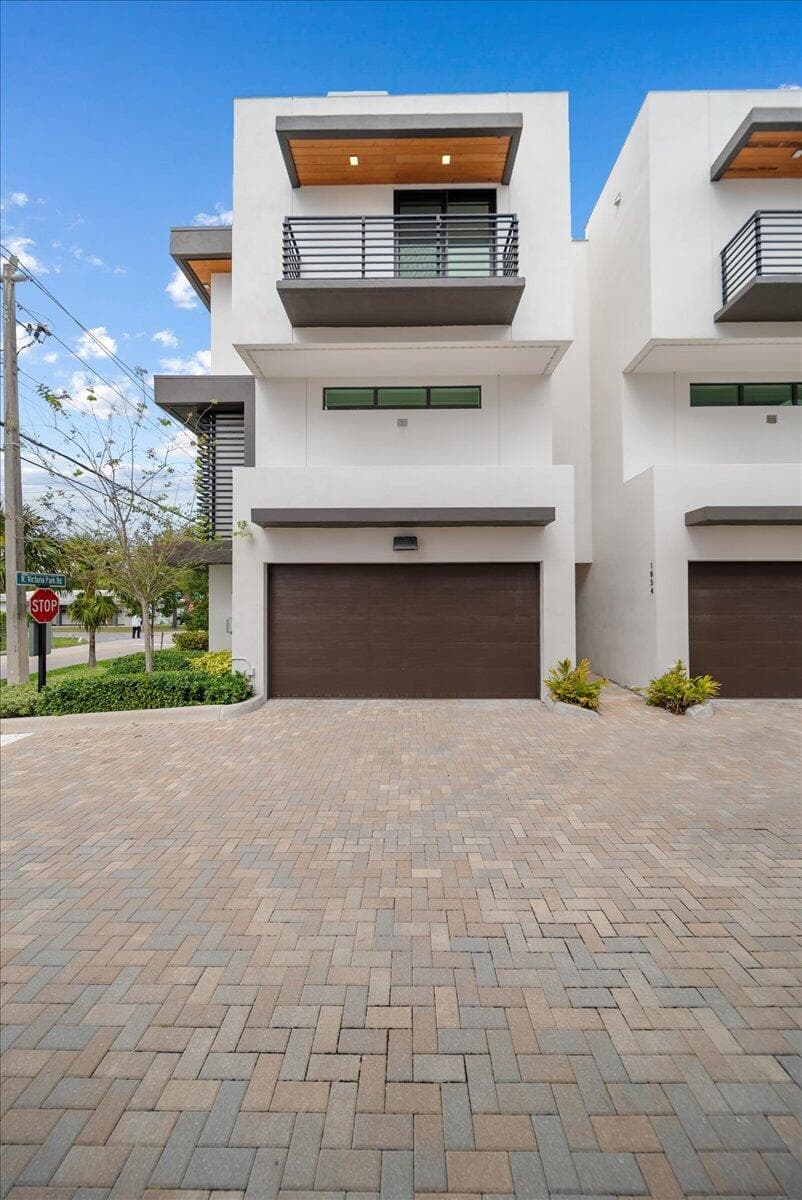 1052 N Victoria Park Road, Fort Lauderdale, FL 33304 — photo 3 of 26