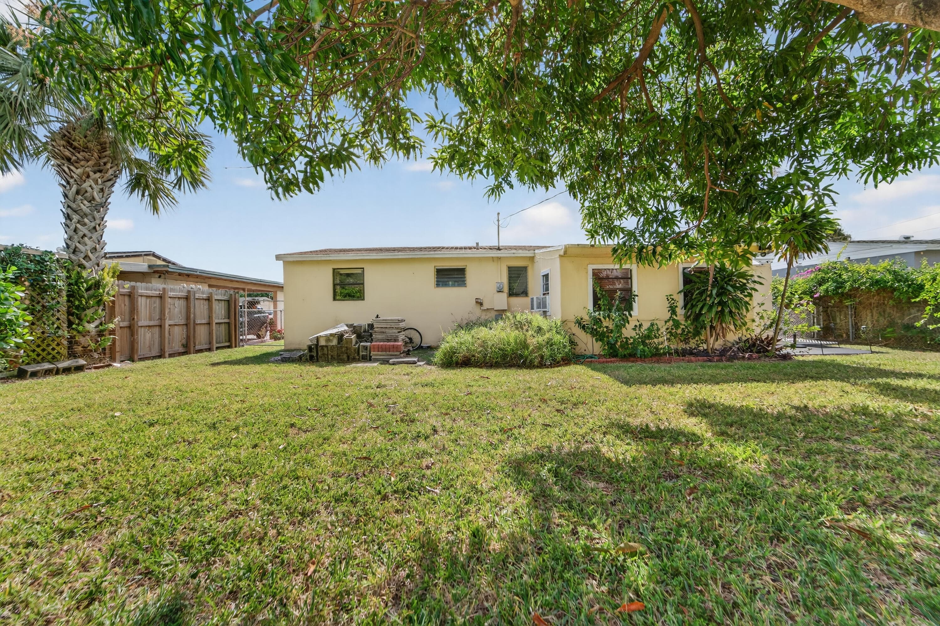 2105 Worthington Road, West Palm Beach, FL 33409 — photo 4 of 25