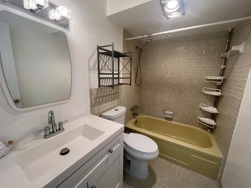 1000 NE 14th Avenue 401, Hallandale Beach, FL 33009 — photo 4 of 8