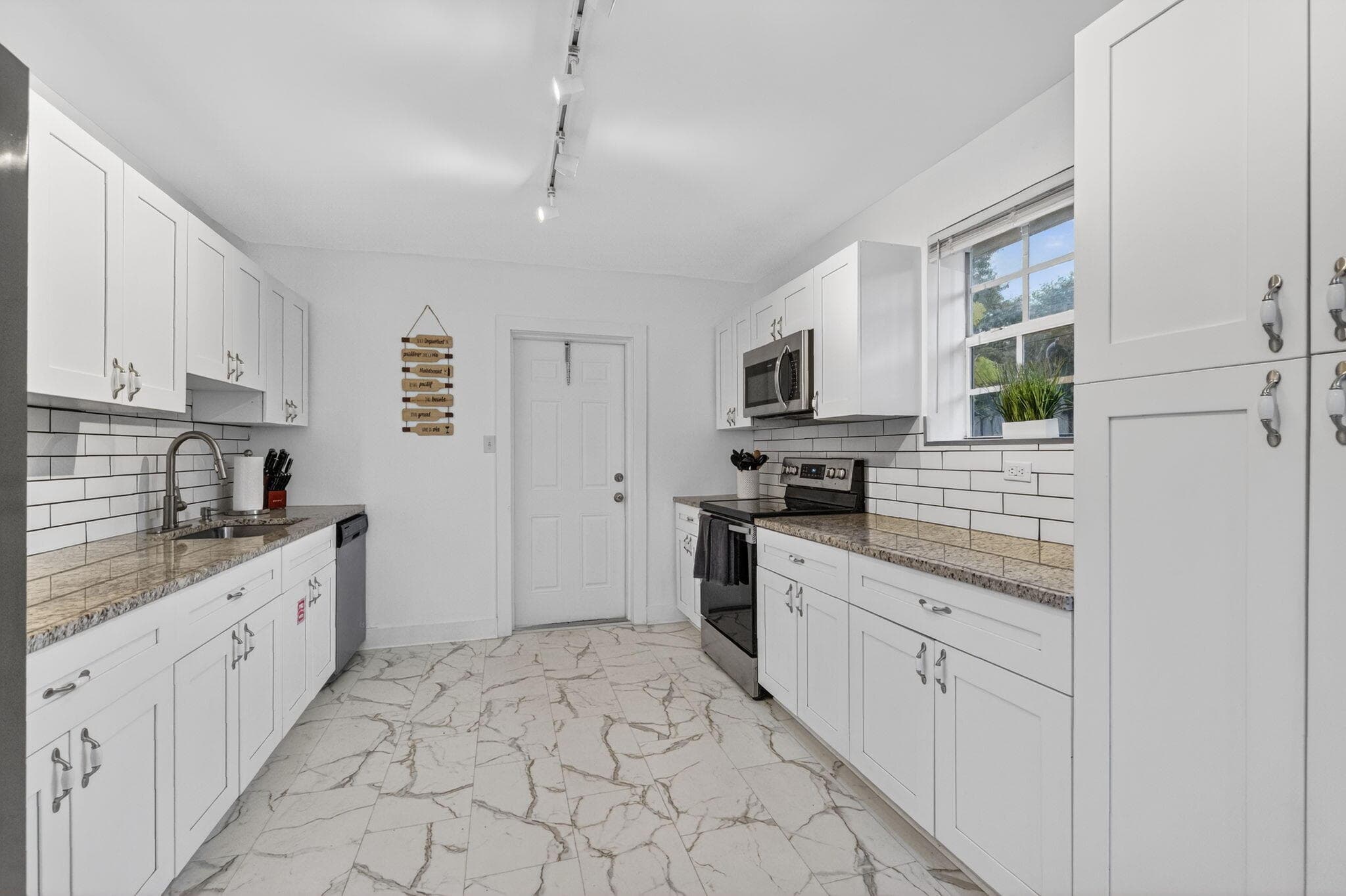 698 NE 36th Street, Oakland Park, FL 33334 — photo 7 of 29