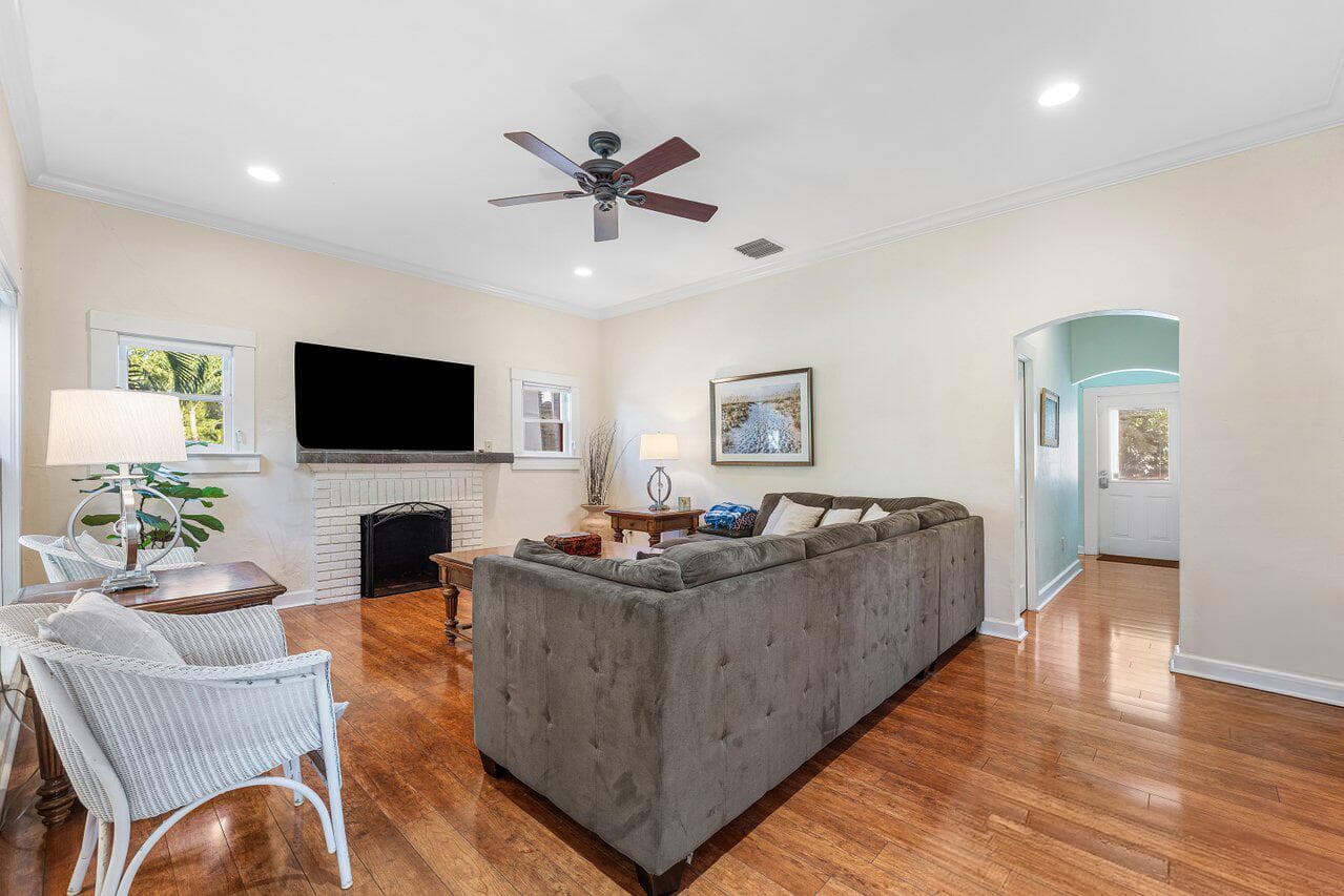219 S Swinton Avenue, Delray Beach, FL 33444 — photo 9 of 43