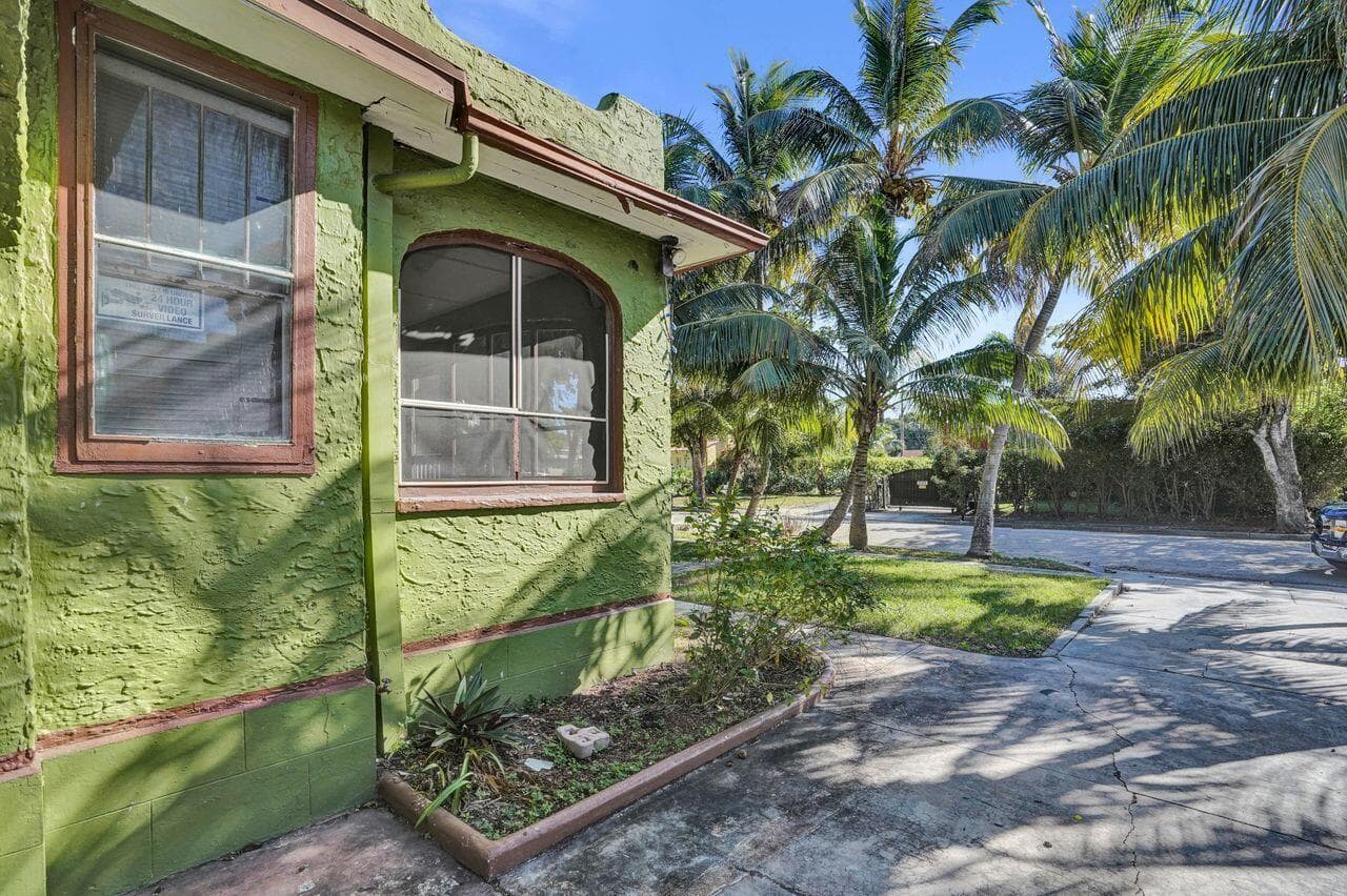 627 30th Street, West Palm Beach, FL 33407 — photo 11 of 65