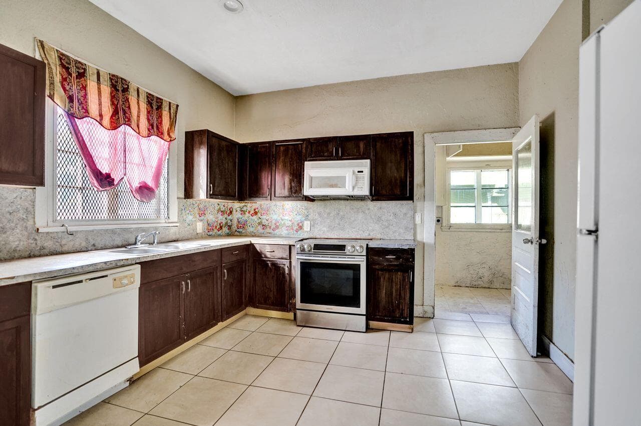 627 30th Street, West Palm Beach, FL 33407 — photo 20 of 65