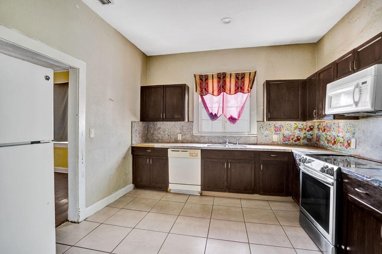 627 30th Street, West Palm Beach, FL 33407 — photo 23 of 65