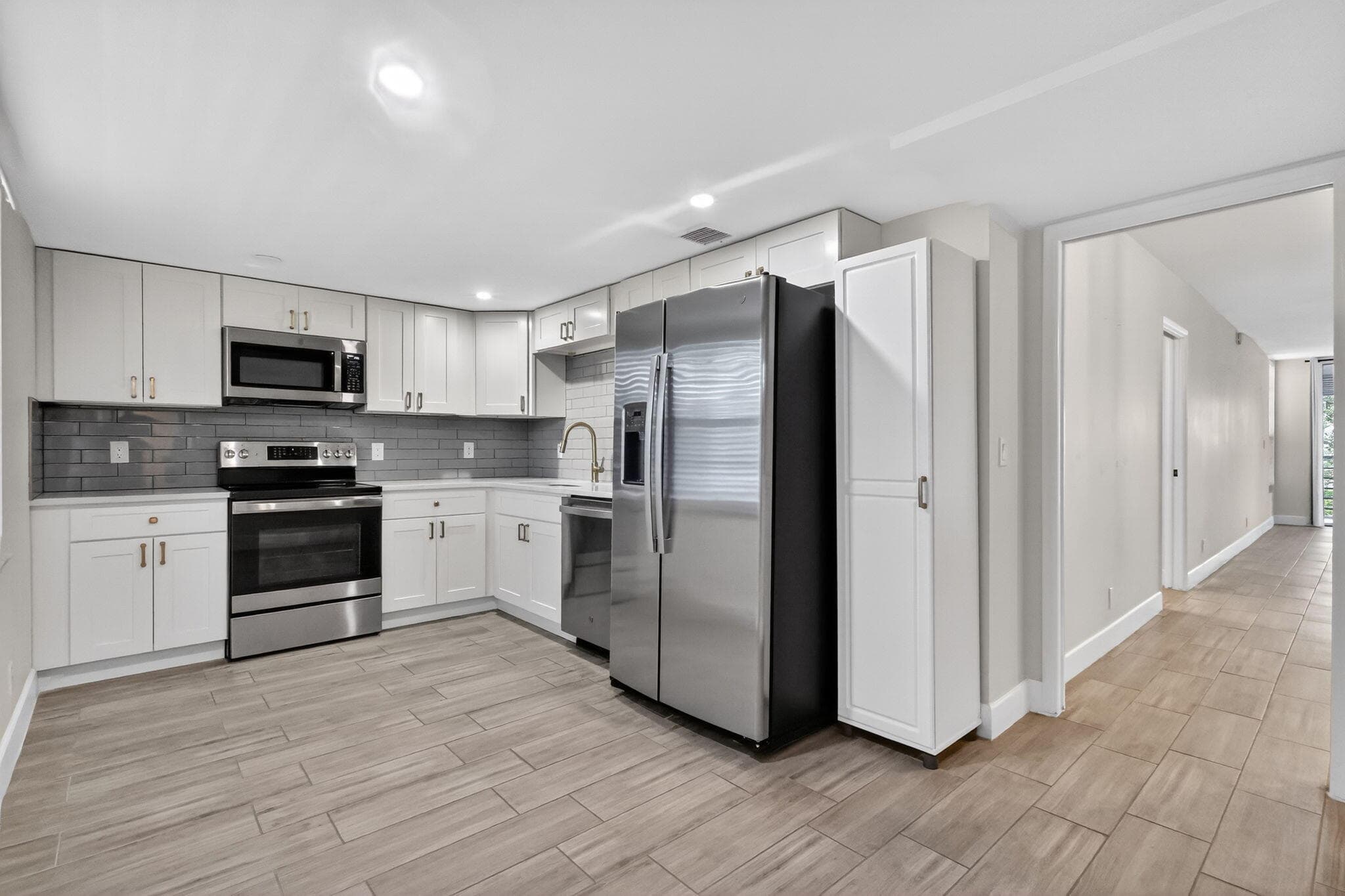 545 Oaks Lane 409, Pompano Beach, FL 33069 — photo 2 of 25
