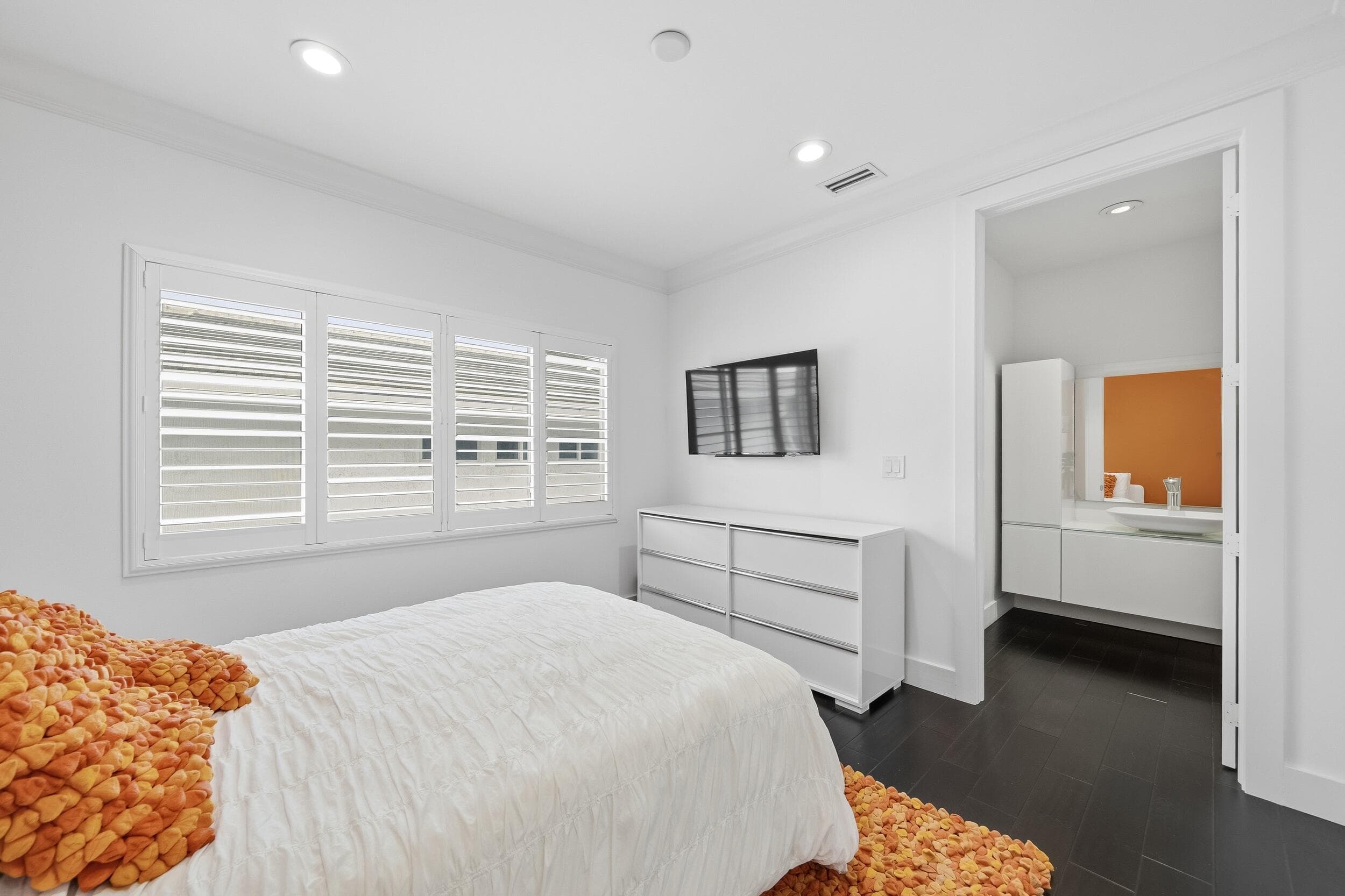 16430 NE 30th Avenue, North Miami Beach, FL 33160 — photo 35 of 68