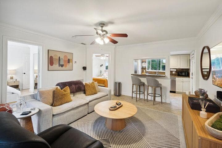49 SE 7th Avenue 1, Delray Beach, FL 33445 — photo 1 of 12