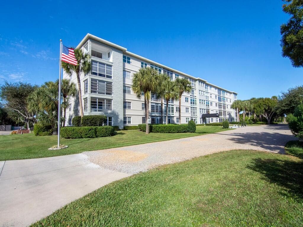2333 Indian River Boulevard 506, Vero Beach, FL 32960 — photo 3 of 35