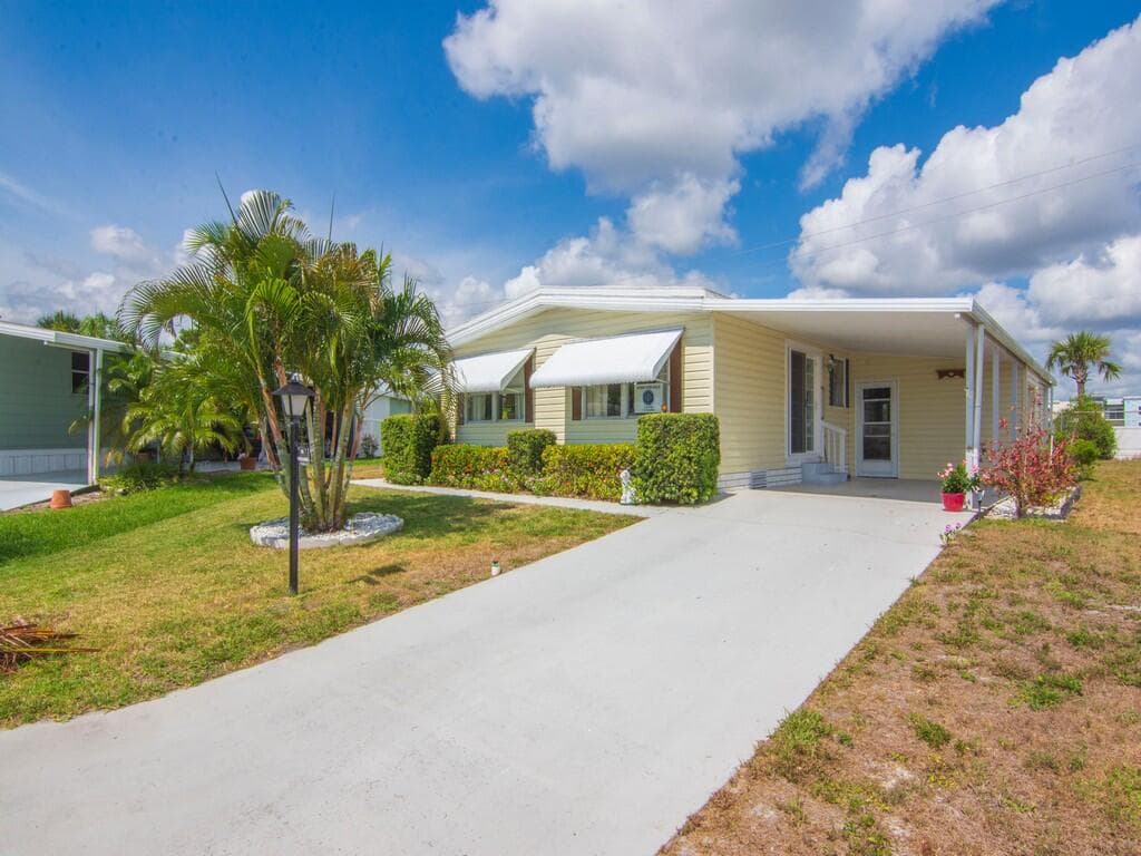 196 NE Emerald Drive, Jensen Beach, FL 34957 — photo 4 of 32